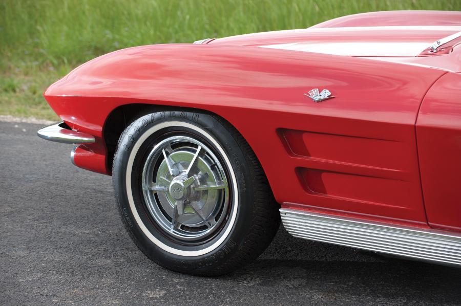  Chevrolet Corvette Stingray Convertible 1963 года  (фото 12 из 37)